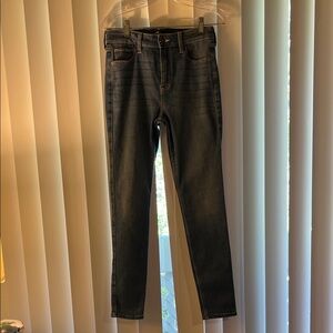 Hollister Women’s Super skinny Jeans in med Wash! In great condition